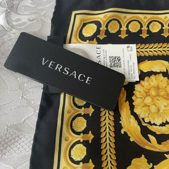 NEW with tag Authentic VERSACE BAROCCO LARGE SILK FOULARD SCARF - Picture 8 of 16